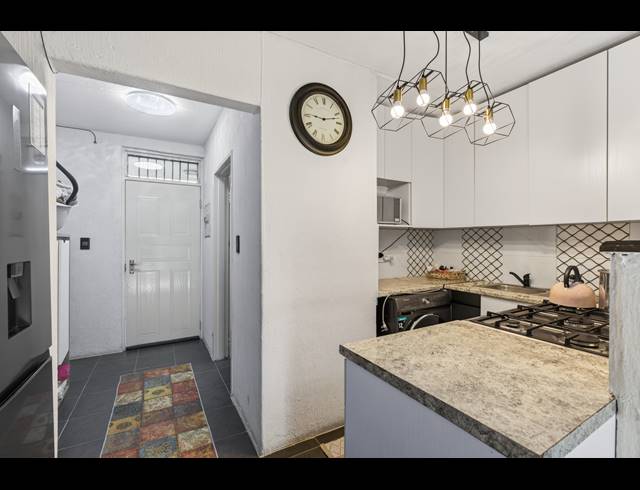 1 BEDROOM APARTMENT FOR SALE IN BRYANSTON